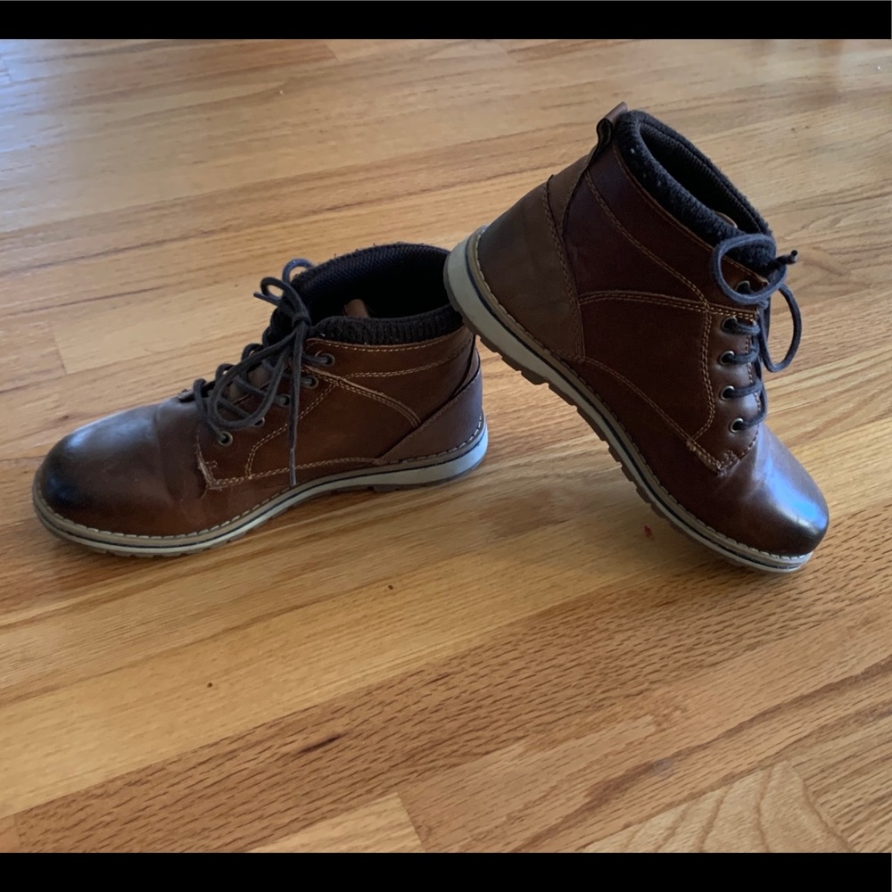 Boys boots size 4m
